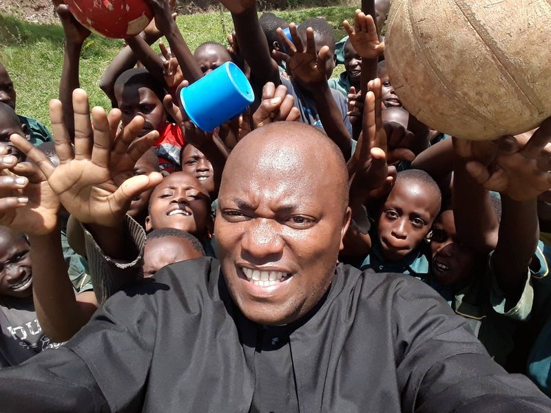 Emmanuel taking a selfie with the children in the village of Binzi, Uganda
